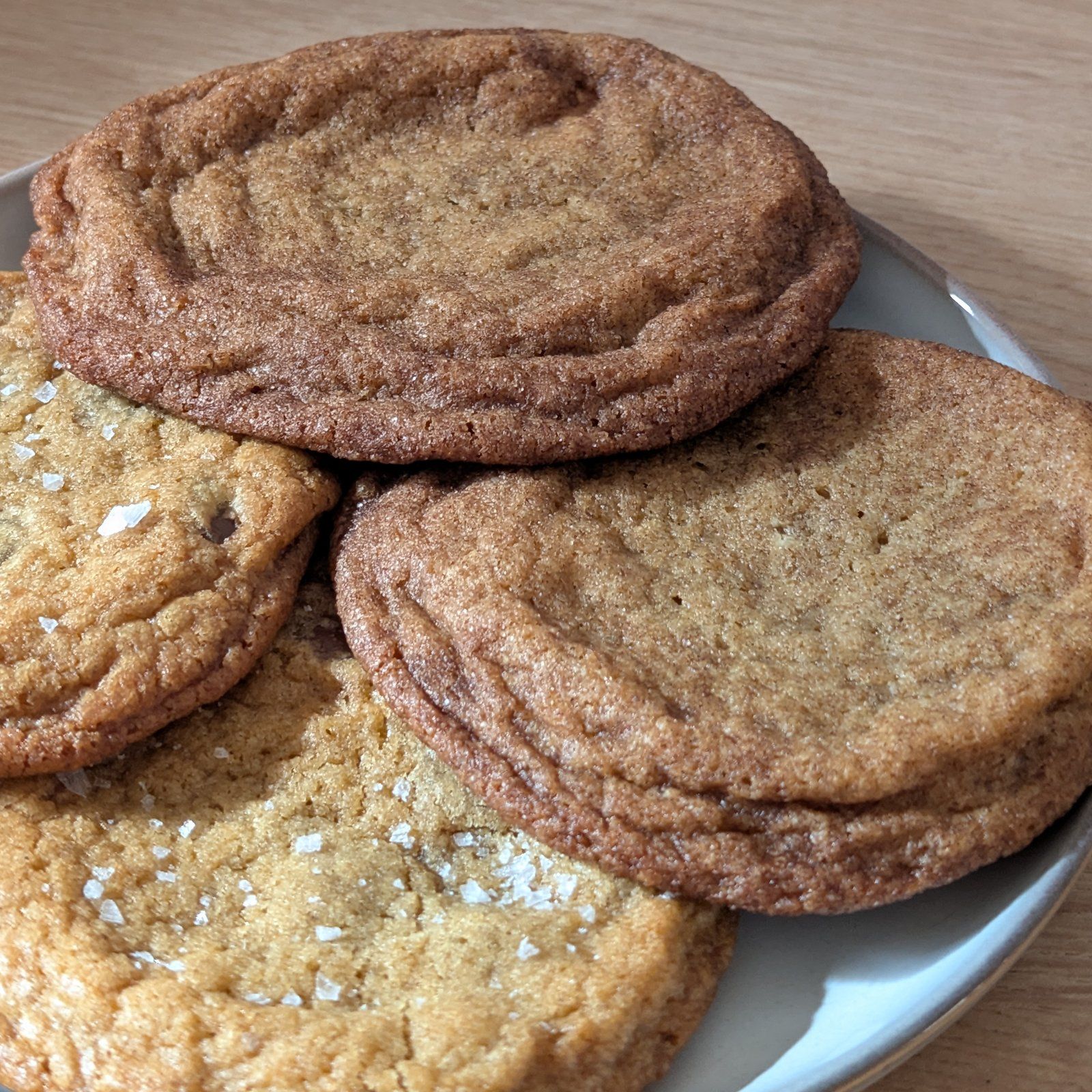 Ein Teller mit dünnen, gewellten Cookies, manche mit Flockensalz